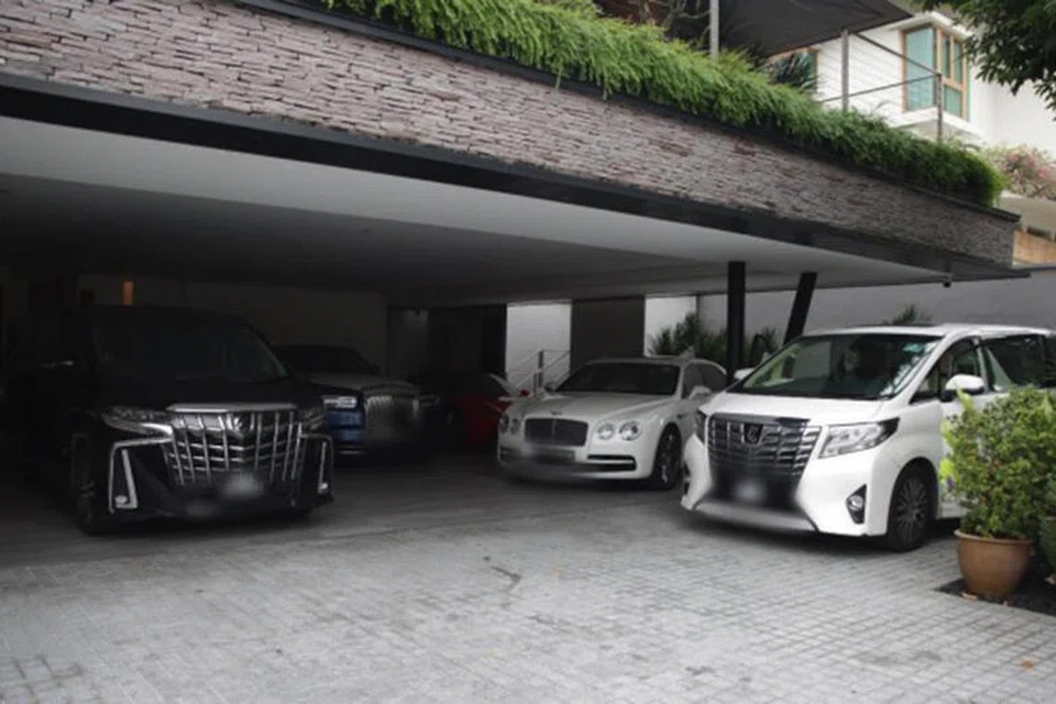 ASET DIRAMPAS: Pasukan Polis Singapura (SPF) telah menangkap sekumpulan warga asing kerana didakwa terlibat dalam aktiviti pengubahan wang haram. Antara aset yang dirampas termasuk kereta mewah, minuman keras dan barang kemas. 