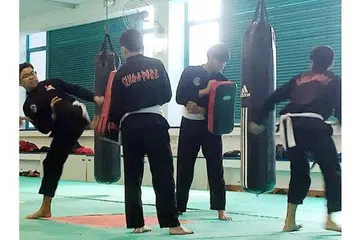 KEKAL TAHAP KECERGASAN: Sebahagian daripada pesilat nasional Singapura dan pesilat muda Singa Cub daripada pelbagai peringkat usia meneruskan latihan dua jam setengah dalam Ramadan di Pusat Kecemerlangan Silat di Bedok. - Foto PERSISI