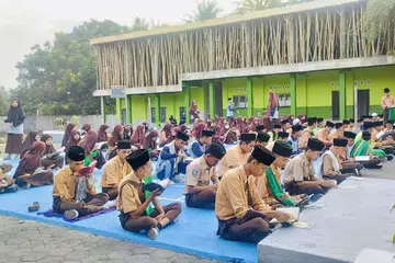 Sekumpulan pelajar Maahad Tahfiz Nuruzzainiah pada satu majlis di kawasan pedalaman Lombok Timur, Indonesia.