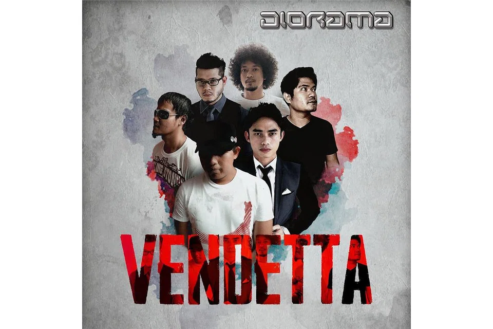 TERUS BERJUANG DALAM COVID-19: Juruterbang pesawat komersial dan pemimpin band Diorama, Erza Eskandar (bertali leher dan berkot) akur wabak koronavirus menjejas sumber pencariannya dalam sektor penerbangan. Namun, dalam krisis ini, Diorama yang dianggotai (dari depan mengikut putaran jam) Shahree, Alo, Indra, Acit dan Fred tetap gigih menghasilkan lagu tentang dikhianati dan dendam, 'Vendetta'. - Foto DIORAMA