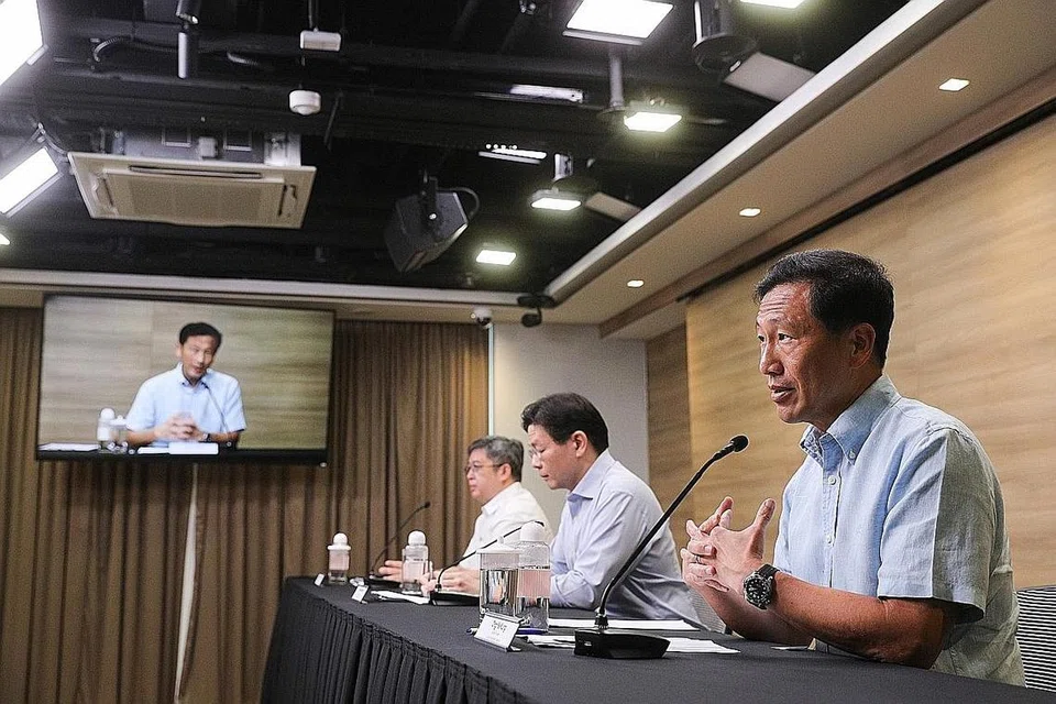 UMUM PERINCIAN: (Dari kiri) Pengarah khidmat perubatan MOH, Profesor Madya Kenneth Mak, Pengerusi bersama Pasukan Bertindak Berbilang Kementerian (MTF) Encik Lawrence Wong dan Encik Ong Ye Kung di sidang media MTF semalam. - Foto MCI