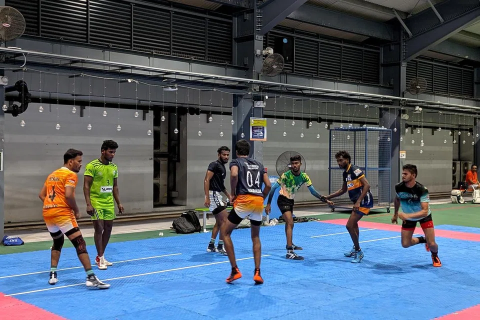 MASA BERIADAH: Pekerja migran sedang bermain ‘kabaddi’, sejenis sukan dari India, di Pusat Rekreasi Cochrane di Sembawang pada 16 Februari. Pusat riadah bagi pekerja migran antaranya menyediakan kemudahan sukan untuk mereka.
