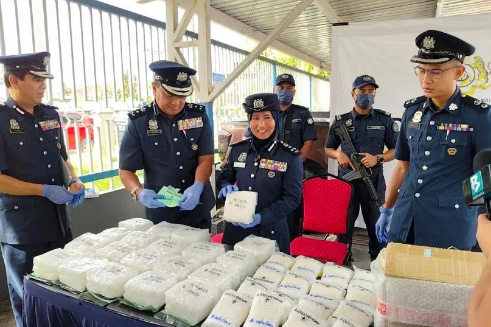 Penolong Ketua Pengarah Kastam Zon Sabah, Cik Siti Mang (tengah), menunjukkan dadah bernilai RM2.89 juta ($875,000) yang dirampas di Kota Kinabalu, Sabah.