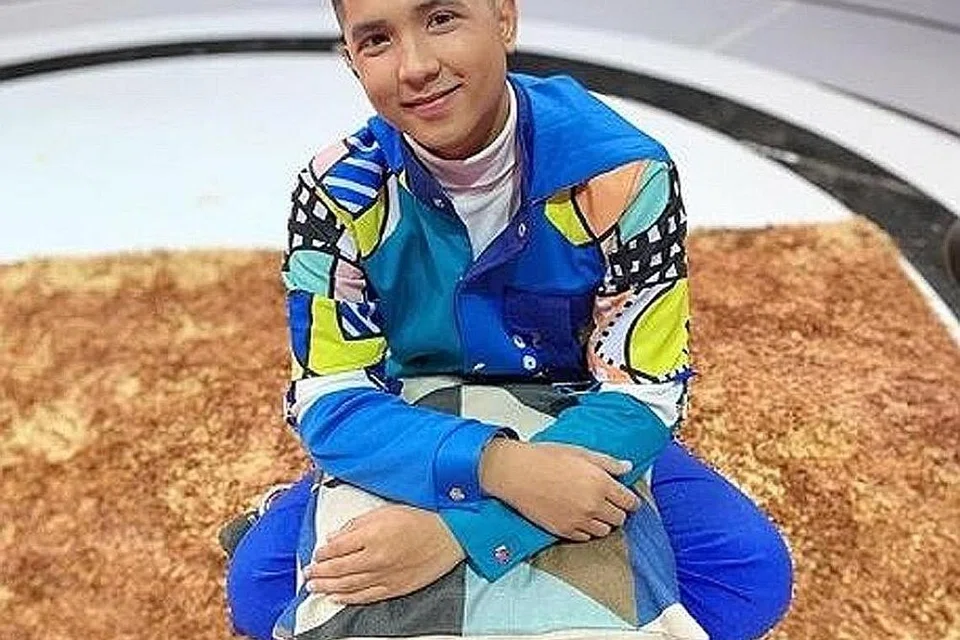 JIRAYUT: Warga Indonesia mengenali Jirayut Afisan Jehderamae, asal Thailand, sebagai hos D'Academy Asia 4. Sebelum menjadi pengacara, beliau menjadi peserta dalam acara tersebut