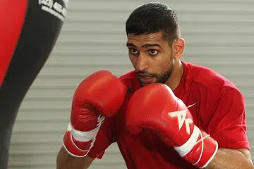 KERJAYA TINJU BELUM BERAKHIR: Sekalipun giat menyertai pasaran MMA, jaguh tinju Britain, Amir Khan, dijangka memasuki gelanggang tinju lagi tahun ini, menentang Kell Brook pada Mei nanti. - Foto-foto AGENSI BERITA