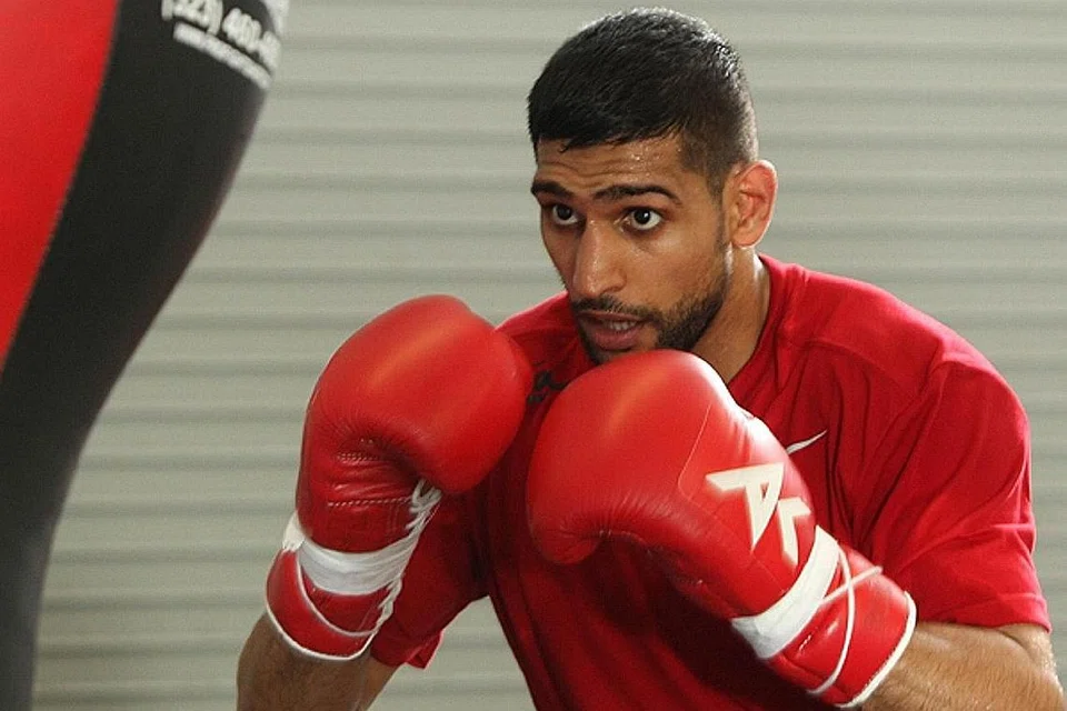KERJAYA TINJU BELUM BERAKHIR: Sekalipun giat menyertai pasaran MMA, jaguh tinju Britain, Amir Khan, dijangka memasuki gelanggang tinju lagi tahun ini, menentang Kell Brook pada Mei nanti. - Foto-foto AGENSI BERITA