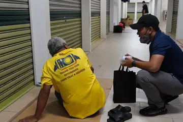 DALAMI ISU DIHADAPI: Gambar menunjukkan sukarelawan daripada Badan Agama dan Pelajaran Radin Mas (Bapa) dalam menjalankan program Outreach for Rough Sleepers (OURS) bertujuan memahami keperluan gelandangan dan menghulurkan bantuan. 