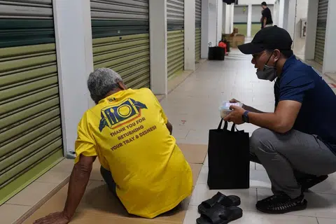 DALAMI ISU DIHADAPI: Gambar menunjukkan sukarelawan daripada Badan Agama dan Pelajaran Radin Mas (Bapa) dalam menjalankan program Outreach for Rough Sleepers (OURS) bertujuan memahami keperluan gelandangan dan menghulurkan bantuan. 