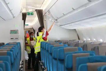 LANGKAH KESELAMATAN SEBELUM SAMBUT PENUMPANG: Penyalut dengan bahan antimikrobial yang semula jadi berfungsi sebagai disinfektan telah dipasang di tandas serta pemegang kompartmen atas di pesawat Singapore Airlines (SIA) sedang khidmat penerbangan ini bersiap sedia untuk menyambut lebih ramai penumpang. - Foto LIANHE ZAOBAO