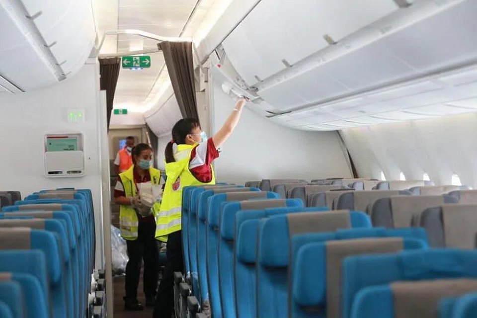 LANGKAH KESELAMATAN SEBELUM SAMBUT PENUMPANG: Penyalut dengan bahan antimikrobial yang semula jadi berfungsi sebagai disinfektan telah dipasang di tandas serta pemegang kompartmen atas di pesawat Singapore Airlines (SIA) sedang khidmat penerbangan ini bersiap sedia untuk menyambut lebih ramai penumpang. - Foto LIANHE ZAOBAO