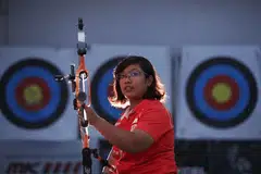 HARUMKAN NAMA NEGARA: Syahidah Alim memenangi pingat emas bagi kategori wanita di Pertandingan Ranking Dunia Memanah Para Fazza di Dubai.