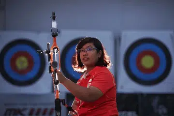 HARUMKAN NAMA NEGARA: Syahidah Alim memenangi pingat emas bagi kategori wanita di Pertandingan Ranking Dunia Memanah Para Fazza di Dubai.