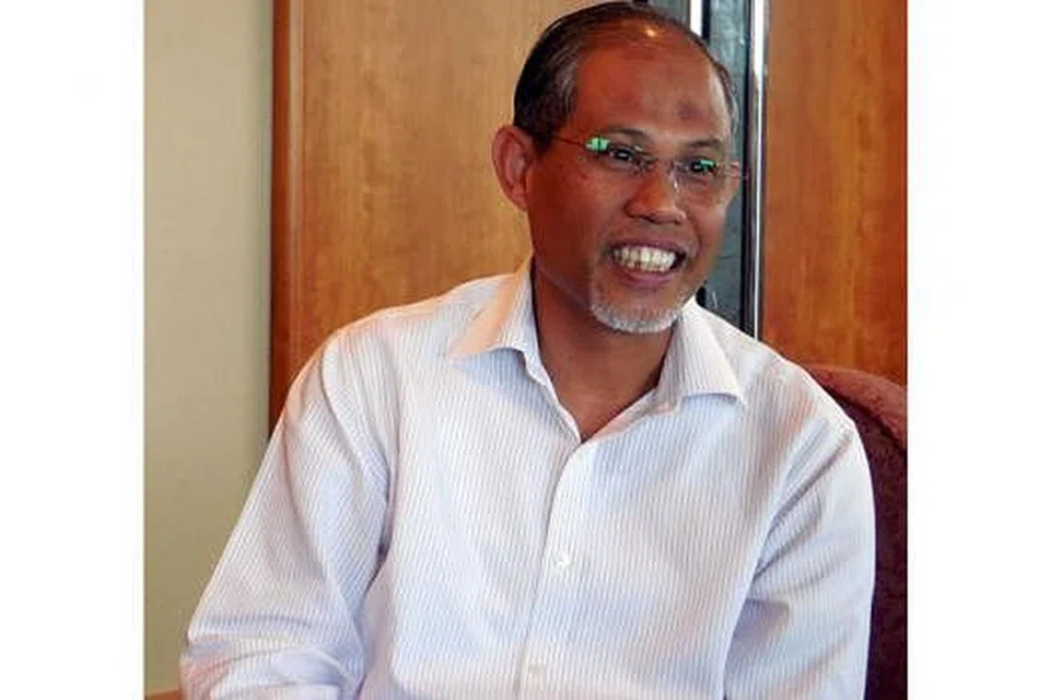 TUGAS BERAT: Terlatih sebagai jurutera dan berminat besar pada bahasa dan sastera, harapan besar Menteri Negara Kanan EncikMasagos Zulkifli Masagos Mohamed ialah merekayasa persuratan Melayu di Singapura sejajar mutu serantau dan memuncak ke persada jagat. - Foto MOHD RAMAN DAUD