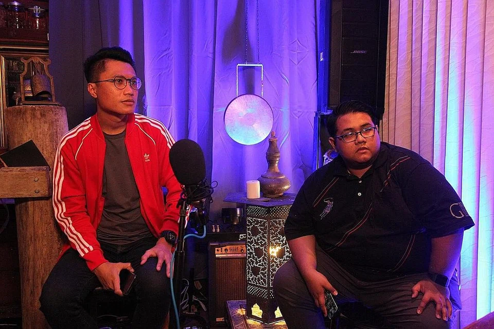 PENGGERAK: Anggota Pantunism Encik Shahril (kiri) dan Encik Irfan Azman (kanan) memperkenalkan diri di Superbroadcast.