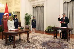 UPACARA RASMI: Presiden Halimah Yacob (kiri) telah merasmikan pelantikan hakim kanan, Encik Tan Siong Thye Lawrence (kanan), sebagai hakim kanan Mahkamah Agung Singapura.