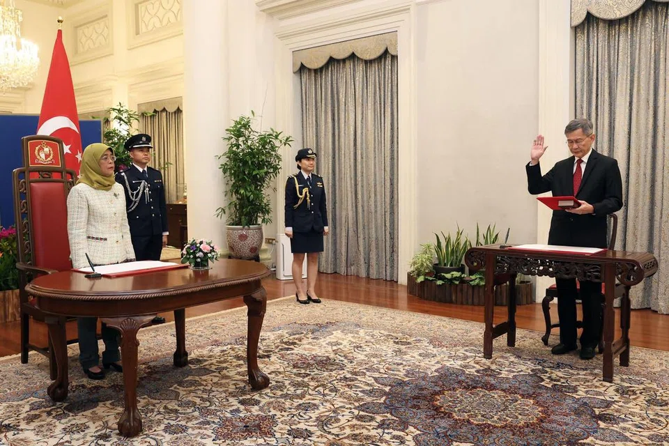 UPACARA RASMI: Presiden Halimah Yacob (kiri) telah merasmikan pelantikan hakim kanan, Encik Tan Siong Thye Lawrence (kanan), sebagai hakim kanan Mahkamah Agung Singapura.