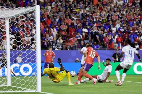 Penjaga gol serta kapten Haiti, Johny Placide (paling kiri), mempamerkan ketangkasan luar biasa apabila berjaya menyelamatkan percubaan bahaya daripada penyerang Scotland, Che Adams. Penjaga gawang itu dijangka berhadapan desakan bertubi-tubi apabila menentang Brazil pada 20 Jun.
