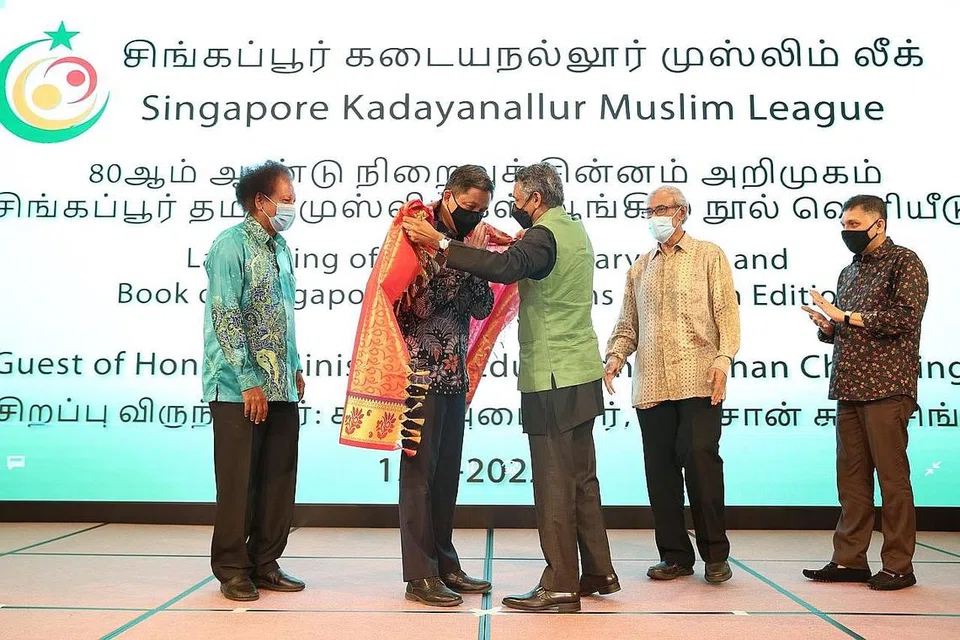 TRADISI HORMAT TETAMU: (Dari kiri): Timbalan presiden SKML, Encik A.R. Mashuthoo; Encik Chan Chun Sing; presiden SKML, Encik Raja Mohamad; Duta Besar Singapura ke Kuwait, Encik Zainul Abidin Rasheed; dan CEO Mini Environment Service (MES) Group, Encik Mohamed Abdul Jaleel, semasa sambutan tradisional India dengan meletakkan selendang di bahu Encik Chan. - Foto-foto BH oleh TIMOTHY DAVID