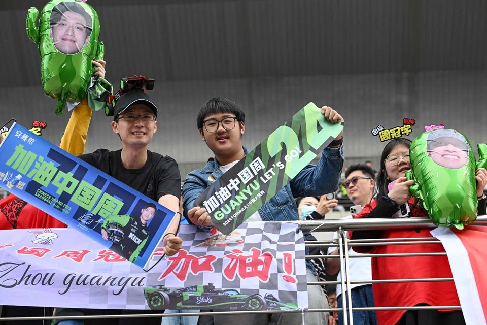 Para penyokong China memberi sokongan padu kepada pelumba asal negara mereka, Zhou Guanyu.  