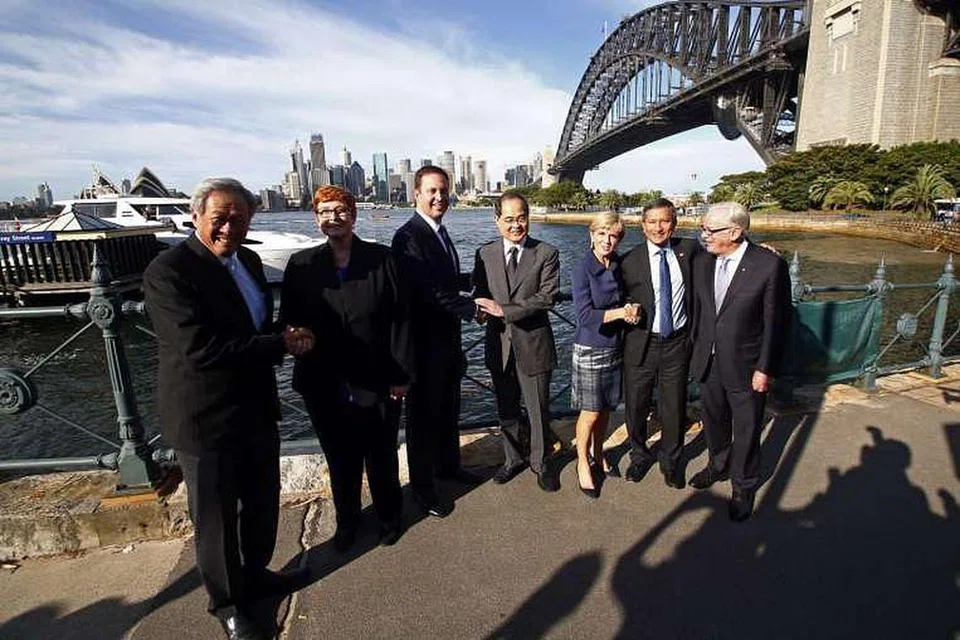 (Dari kiri) Menteri Pertahanan Ng Eng Hen; Menteri Pertahanan Australia, Cik Marise Payne; Menteri Perdagangan dan Pelaburan Australia, Encik Steven Ciobo; Menteri Perdagangan Antarabangsa dan Industri Lim Hng Kiang; Menteri Luar Australia, Cik Julie Bishop; Menteri Ehwal Luar Vivian Balakrishnan dan duta khas Andrew Robb di Pelabuhan Sydney pada Jumaat (18 Mac 2016) 