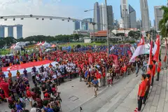 SEDIA BERSAING:Sebahagian olahragawan dan olahragawati hadir di acara penyampaian bendera rasmi di Padang pagi semalam. Seramai 265 atlit dalam 21 jenis sukan akan bersaing dalam sukan itu yang dijadual berlangsung antara 18 Ogos dengan 2 September ini di Indonesia. - Foto SUKI SINGH