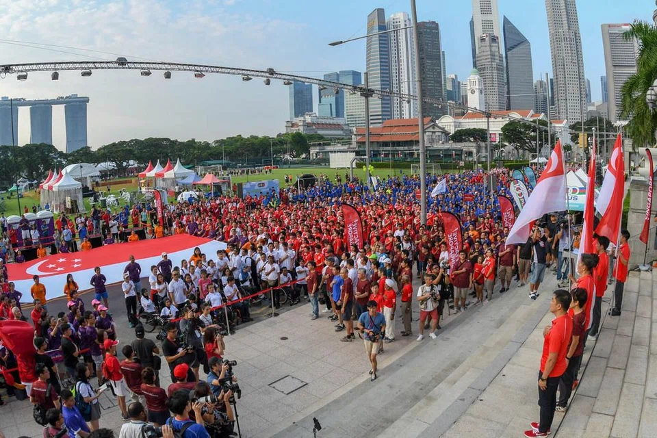 SEDIA BERSAING:Sebahagian olahragawan dan olahragawati hadir di acara penyampaian bendera rasmi di Padang pagi semalam. Seramai 265 atlit dalam 21 jenis sukan akan bersaing dalam sukan itu yang dijadual berlangsung antara 18 Ogos dengan 2 September ini di Indonesia. - Foto SUKI SINGH