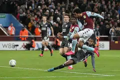 GOL KE WEMBLEY!: Pemain Aston Villa Trezeguet menjaringkan gol kedua yang sekali gus membawa mereka ke final Piala Carabao di Wembley. Aston Villa menang 2-1 (agregat 3-2) ke atas Leicester City kelmarin. - Foto REUTERS