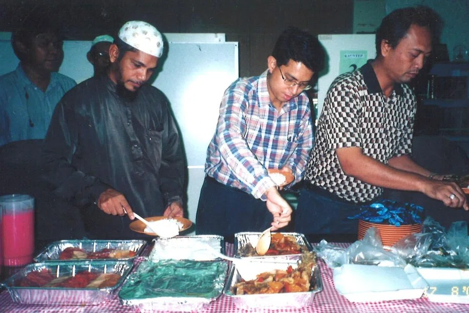 Pemangku Menteri Bertanggungjawab bagi Ehwal Masyarakat Islam, Profesor Madya Dr Muhammad Faishal Ibrahim (tengah), pernah menjawat jawatan Penolong Bendahari dari 2001 hingga 2003; dan sebagai Naib Pengerusi dari 2003 hingga 2005 di Masjid Darussalam. 