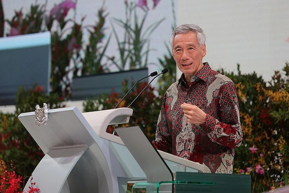 AMANAT TAHUN BARU: Dalam amanatnya Perdana Menteri Encik Lee Hsien Loong antara lain mengiktiraf jasa warga yang terlibat secara langsung dalam usaha memerangi pandemik. - Foto MCI