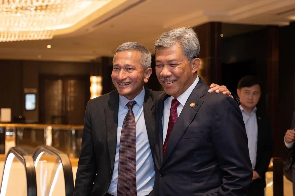 Menteri Ehwal Luar, Dr Vivian Balakrishnan (kiri), dan Menteri Luar Malaysia, Datuk Seri Utama Mohamad Hasan, mengadakan perbincangan yang bermanfaat dan bermakna apabila bertemu di Kuala Lumpur pada 11 November.