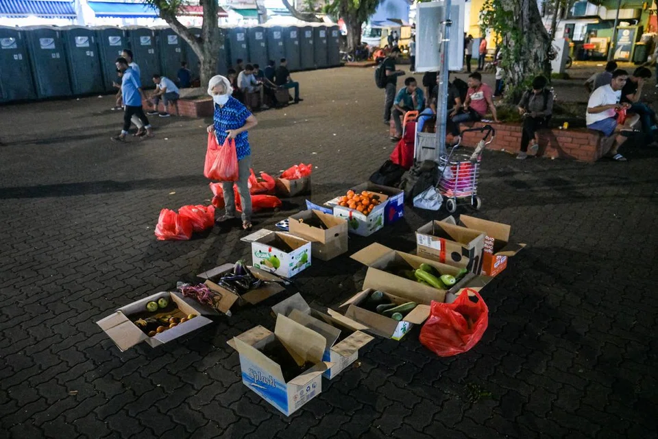 Selepas mengumpul buah-buahan dan sayur-sayuran daripada kedai-kedai di Little India, sukarelawan Little India Veggie Collection (LIVC) menyusun dan memeriksa mereka di kawasan lapang dipanggil Lembu Square sebelum menghantarnya ke badan amal, Krsna’s Free Meals.