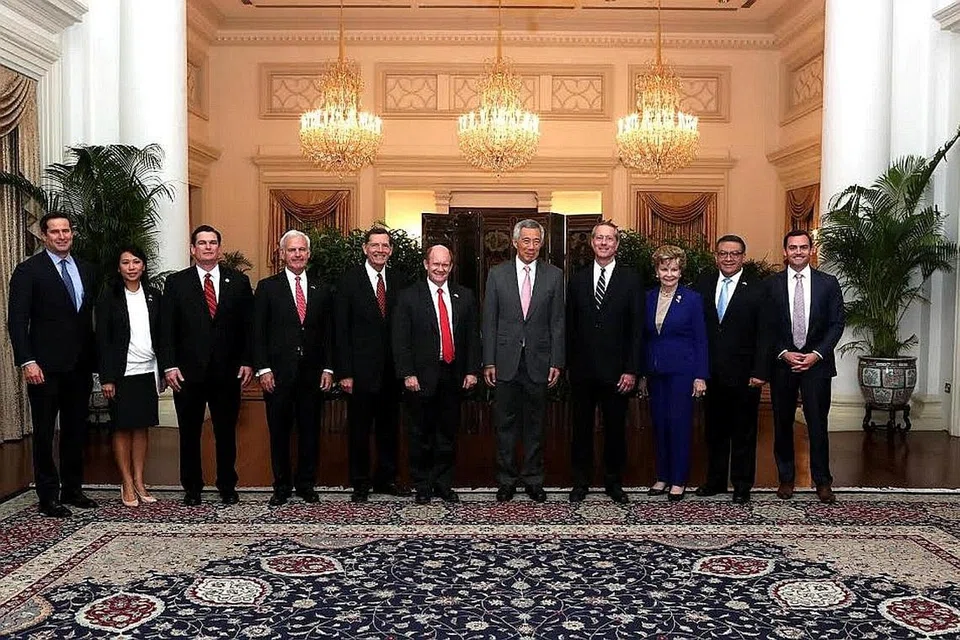 HUBUNGAN KUKUH: Anggota Kongres Amerika Syarikat telah bertemu dengan Perdana Menteri Encik Lee Hsien Loong (lima dari kanan). Mereka ke Singapura bagi menghadiri Dialog Shangri-La 2017. - Foto MFA