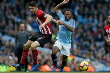 PERSEMBAHAN BAIK: Raheem Sterling (kanan) memberi persembahan baik apabila pasukannya Manchester City, membenam Southampton 6-1. - Foto EPA-EFE