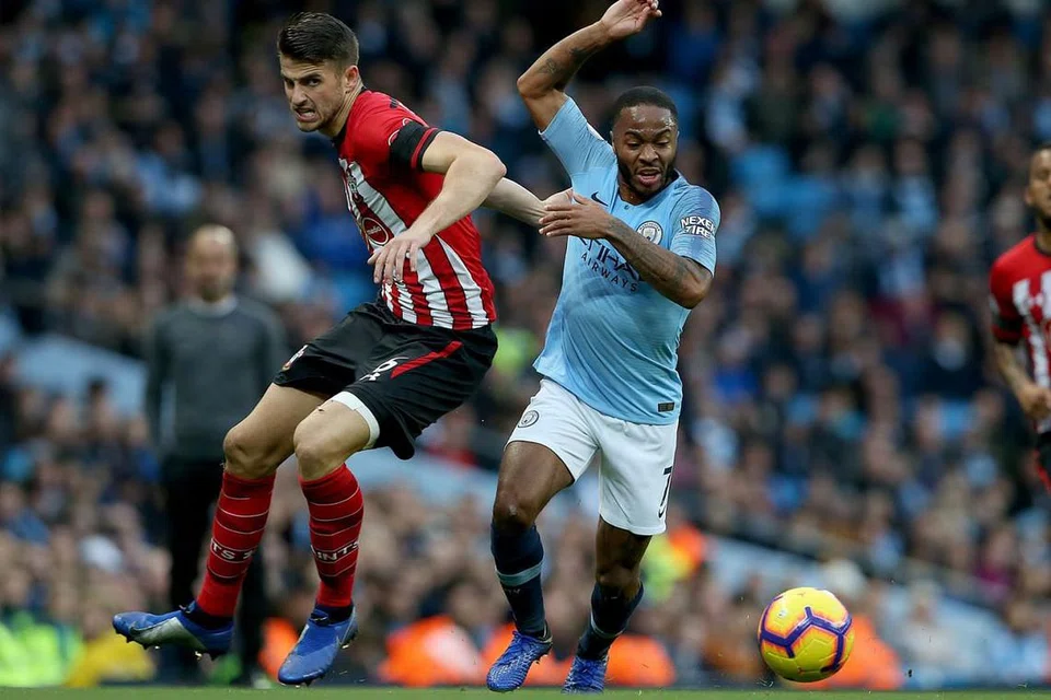 PERSEMBAHAN BAIK: Raheem Sterling (kanan) memberi persembahan baik apabila pasukannya Manchester City, membenam Southampton 6-1. - Foto EPA-EFE