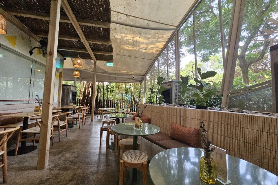 Kafe Small Batch menerapkan hiasan perabot kayu dengan konsep kafe terbuka di Kebun Bunga Singapura dalam persekitaran tenang dan santai ala bercuti di Bali. 