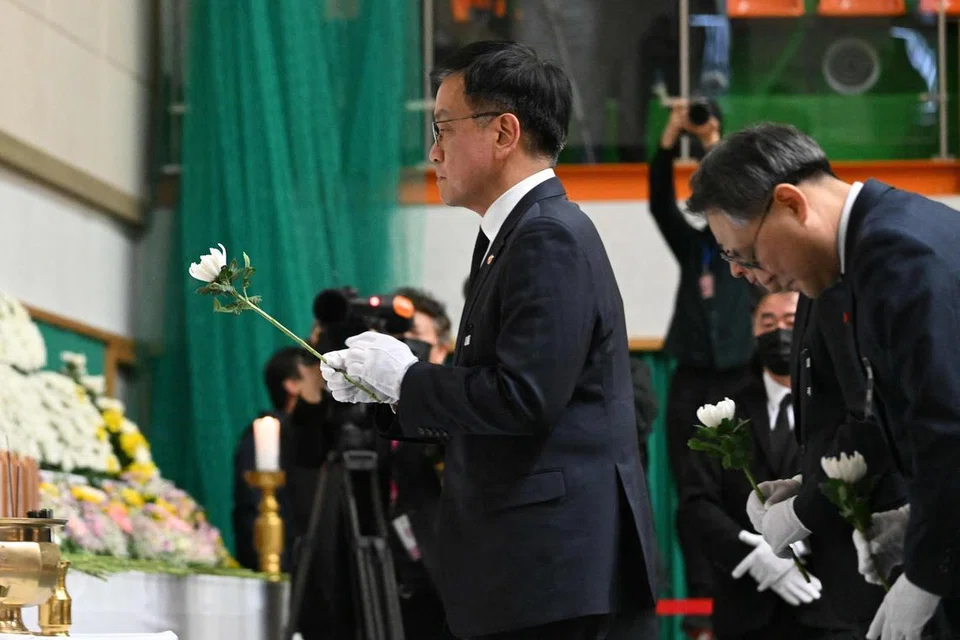 Pemangku Presiden merangkap Menteri Kewangan Korea Selatan, Encik Choi Sang-mok, letakkan kalungan bunga di altar memorial mangsa nahas pesawat Jeju Air di Taman Sukan Muan pada 30 Disember 2024.
