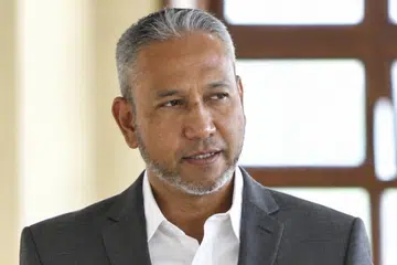 Bekas Ketua Pegawai Eksekutif (CEO) Felda Investment Corporation Sdn Bhd (FIC), Mohd Zaid Abdul Jalil, dihadapkan ke Mahkamah Sesyen Kuala Lumpur, pada 29 September, berkaitan pelantikan Synergy Promenade Sdn Bhd bagi projek cadangan pembangunan komersial serta nilai harga pasaran bagi 24 tanah milik Felda, pada 2014.