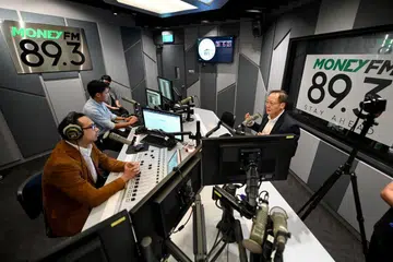 BINCANG ISU PEKERJA: Menteri Tenaga Manusia Dr Tan See Leng menyentuh tentang isu-isu berkaitan pekerja dalam rancangan 'The Breakfast Huddle' bersama penyampai radio, Elliot Danker (kiri) dan Ryan Huang. - Foto BH oleh LIM YAOHUI