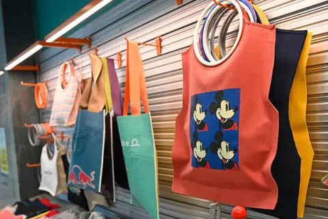 DIGUNAKAN SEMULA: Baju T-shirt terpakai digunakan semula dan diubah menjadi beg harian.