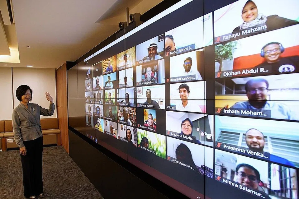 DIALOG PENTERJEMAH MASYARAKAT: Menteri Negara Kanan (Perhubungan dan Penerangan), Cik Sim Ann (kiri), menerangkan tentang tiga jenis kesilapan dalam penterjemahan yang boleh berlaku apabila kerja penterjemahan diberikan kepada penterjemah luar, pada sesi dialog maya kelmarin yang dihadiri sekitar 110 peserta daripada masyarakat penutur bahasa Melayu dan Tamil. - Foto MCI