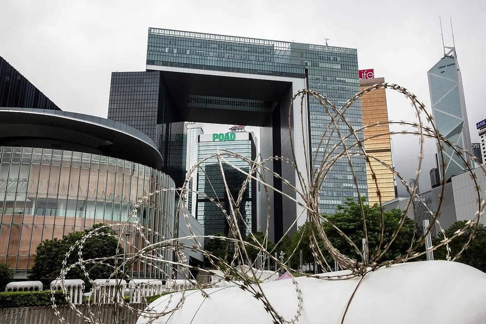 BERSIAP HADAPI BANTAHAN: Kawat berduri dipasang di atas sekatan tambahan yang dibina berhampiran Majlis Perundangan di Hong Kong semalam, menjelang tunjuk perasaan yang dirancang hari ini apabila Jawatankuasa Dewan Majlis Perundangan bermesyuarat untuk membahaskan lebih lanjut undang-undang kontroversi yang melarang menghina lagu kebangsaan China, sedang rancangan Beijing memperkenal undang-undang keselamatan baru di wilayah itu menimbulkan kebimbangan ia akan mengikis kebebasan. - Foto AFP