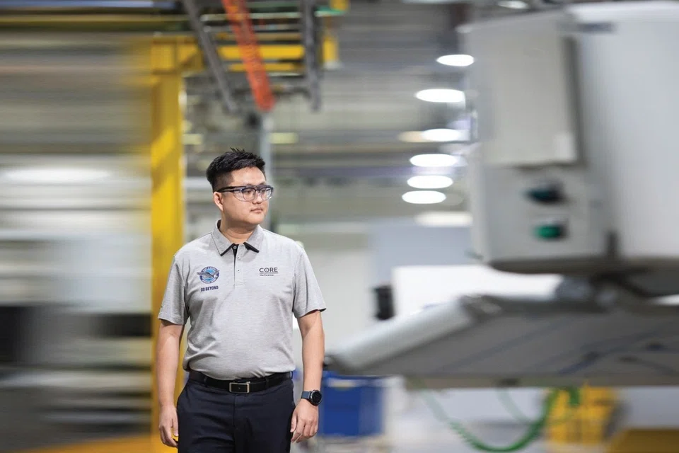 Perjalanan kerjaya Encik Fadhil Muhammed dari sektor pembinaan ke aeroangkasa menjadi inspirasi generasi muda mengejar cita-cita mereka.  