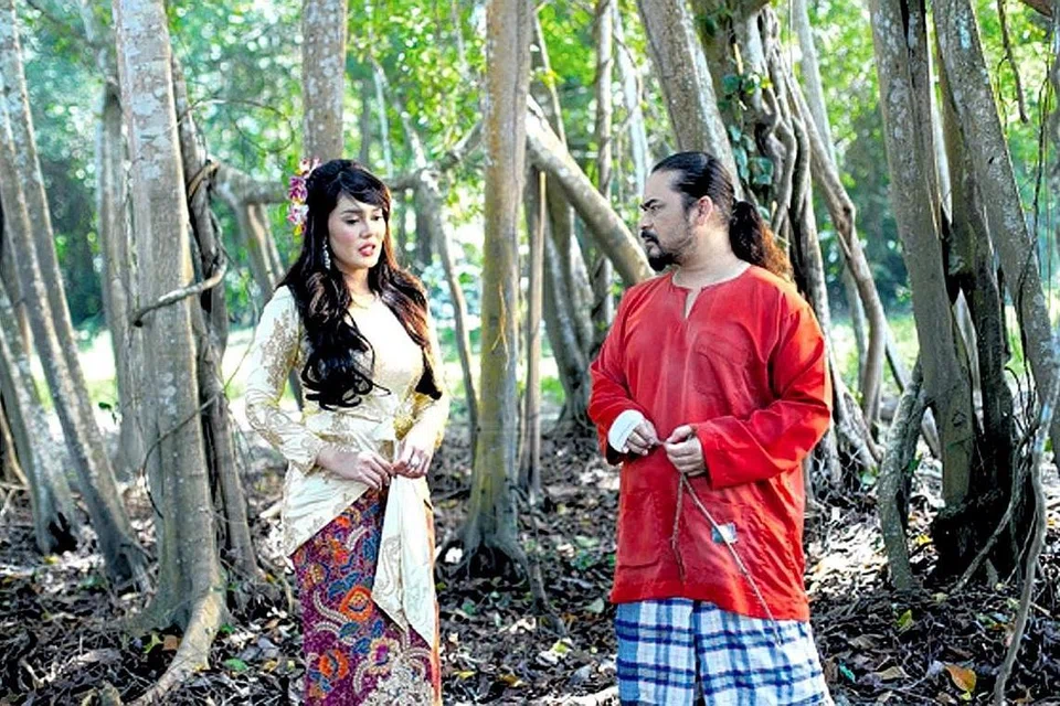 FILEM YANG DINANTIKAN: Uqasha Senrose (kiri) dan Awie antara pelakon filem 'Hantu Kak Limah' yang akan ditayangkan di Singapura mulai esok. - Foto UTUSAN