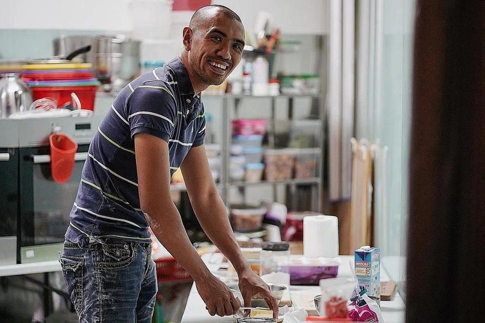 JAYA BUKA NIAGA SENDIRI: Encik Muhammad Khairul kini mengendalikan perniagaan kek dan pastri bersama isterinya, yang menjadi mata pencarian utama mereka sekeluarga selepas beliau dibebaskan daripada penjara. - Foto BH oleh ONG WEE KIAT