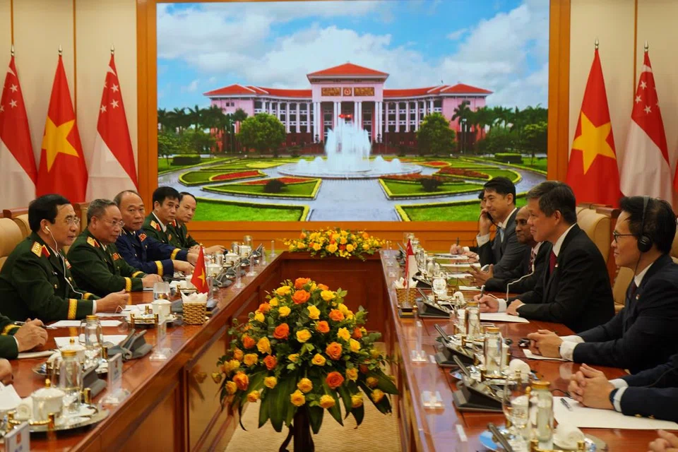 Menteri Pertahanan Encik Chan Chun Sing (dua dari kanan), bertemu Menteri Pertahanan Negara Vietnam, Jeneral Phan Van Giang (kiri). Turut bersama delegasi Singapura ialah Menteri Negara (Pertahanan), Encik Desmond Choo (kanan).