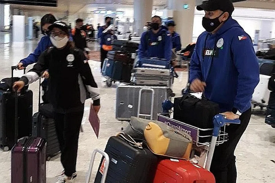 SEDIA BERSAING: Pemain Laos dan Filipina (atas) tiba di Singapura petang semalam bagi Piala Suzuki AFF 2020. Difahamkan bahawa enam padang di serata Singapura diperuntukkan bagi 10 pasukan yang bertanding menjalankan latihan masing-masing. - Foto-foto PERSATUAN BOLA SEPAK SINGAPURA (FAS)