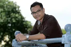 DIDORONG KES MENYAYAT HATI: Kejadian menyentuh hati yang telah ditemui Encik Muhammad Azmil semasa bertugas mendorongnya berusaha gigih mahu menjadi peguam yang cemerlang. - Foto TAUFIK A. KADER