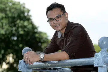 DIDORONG KES MENYAYAT HATI: Kejadian menyentuh hati yang telah ditemui Encik Muhammad Azmil semasa bertugas mendorongnya berusaha gigih mahu menjadi peguam yang cemerlang. - Foto TAUFIK A. KADER