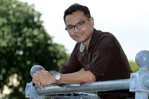 DIDORONG KES MENYAYAT HATI: Kejadian menyentuh hati yang telah ditemui Encik Muhammad Azmil semasa bertugas mendorongnya berusaha gigih mahu menjadi peguam yang cemerlang. - Foto TAUFIK A. KADER