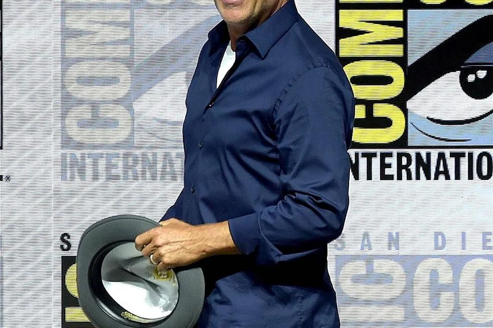 BRUCE WILLIS, 63 TAHUN: Beliau tak pernah berhenti berlakon sejak 1980. Bahkan untuk tahun ini, empat filem lakonannya dilancarkan, termasuk Act of Violence, Death Wish, Unbreakable Spirit dan Reprisal. 